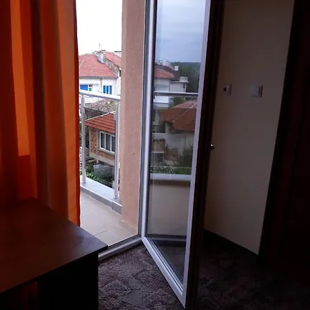диана дик Otel Naousa