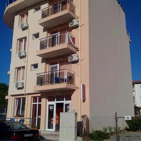 диана дик Otel Naousa